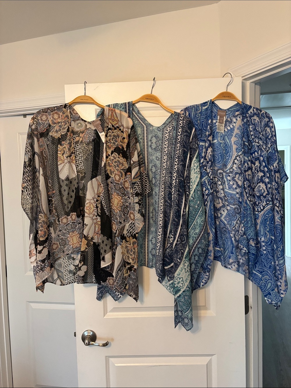 Chico's Black, Cream & Tan Paisley Floral Lightweight Tunic. Ruanas